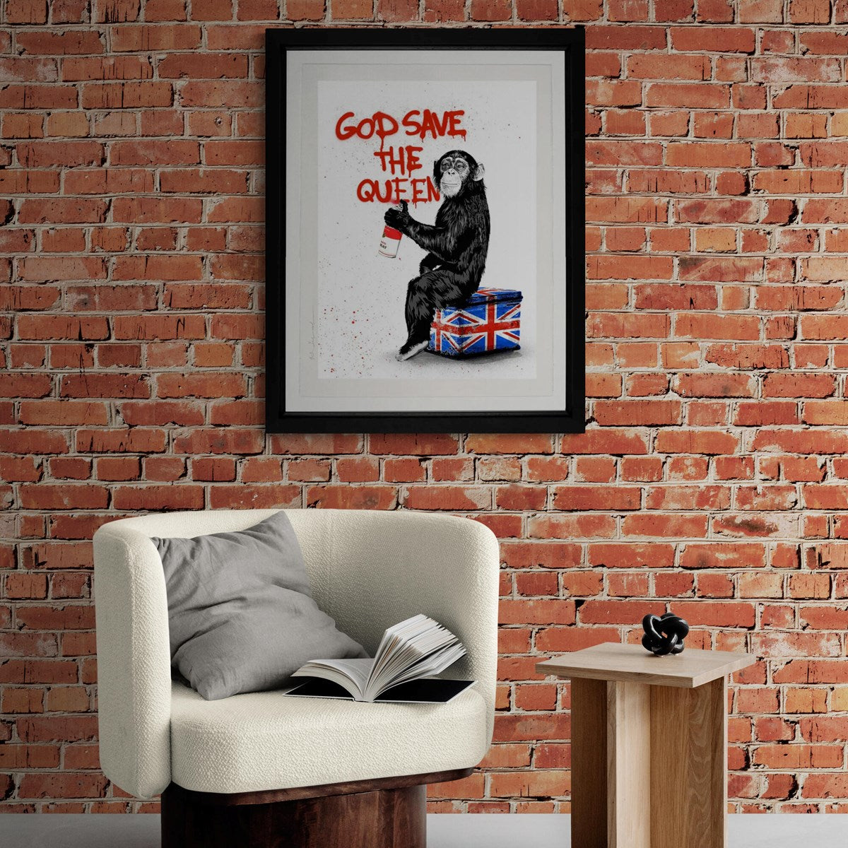 God Save the Queen (Roomset)