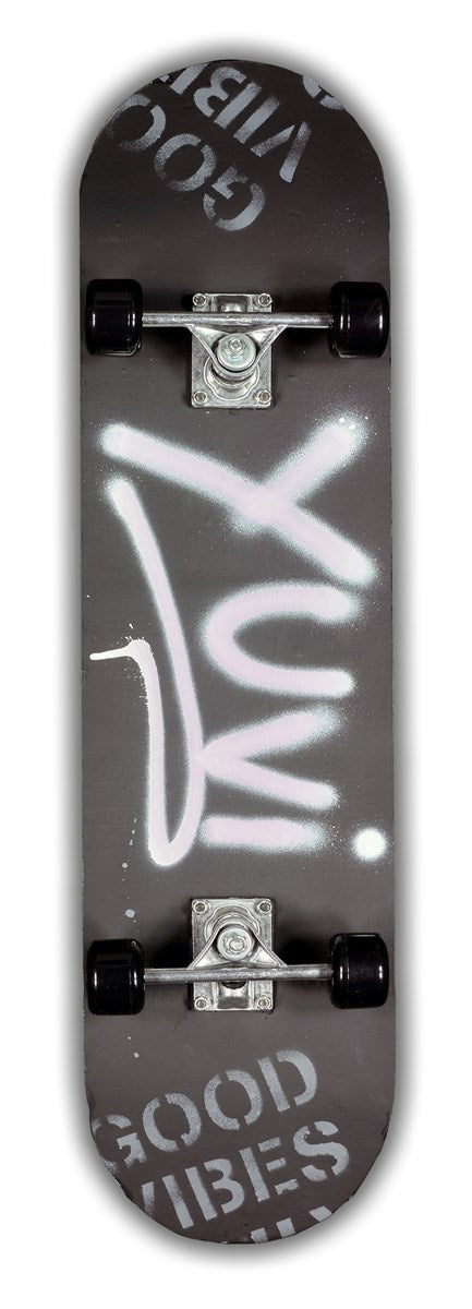 Never Surrender - Skateboard (Detail1)